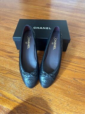 CHANEL Black Quilted Leather CC Logo Ballet Flats size 42